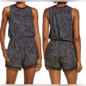 NWOT Zella Getaway Blouson Romper in Black + Grey - Size M